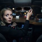 schwarzäugiges Kind im Rückspiegel bei Nacht